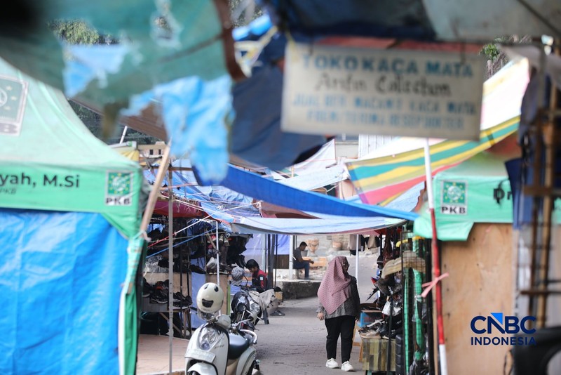 Pedagang terlihat tetap beraktivitas di area sekitar Pasar Taman Puring, Jakarta, Kamis (10/9/2026). (CNBC Indonesia/Faisal Rahman)