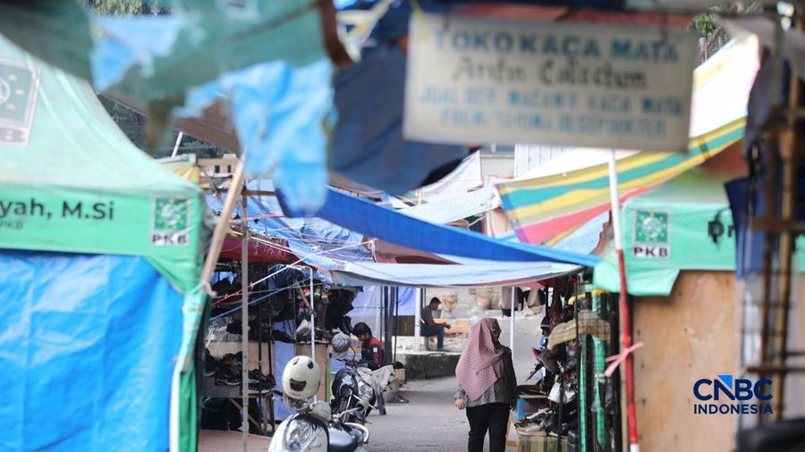 Pedagang terlihat tetap beraktivitas di area sekitar Pasar Taman Puring, Jakarta, Kamis (10/9/2026).