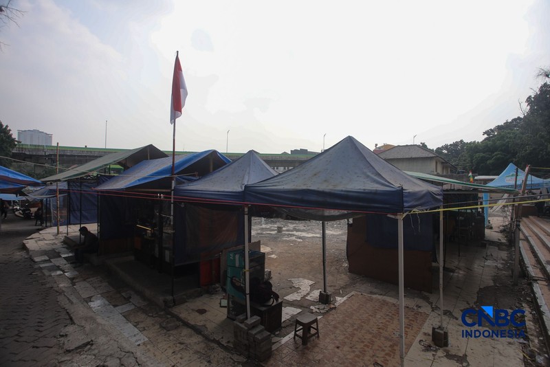 Pedagang terlihat tetap beraktivitas di area sekitar Pasar Taman Puring, Jakarta, Kamis (10/9/2026). (CNBC Indonesia/Faisal Rahman)