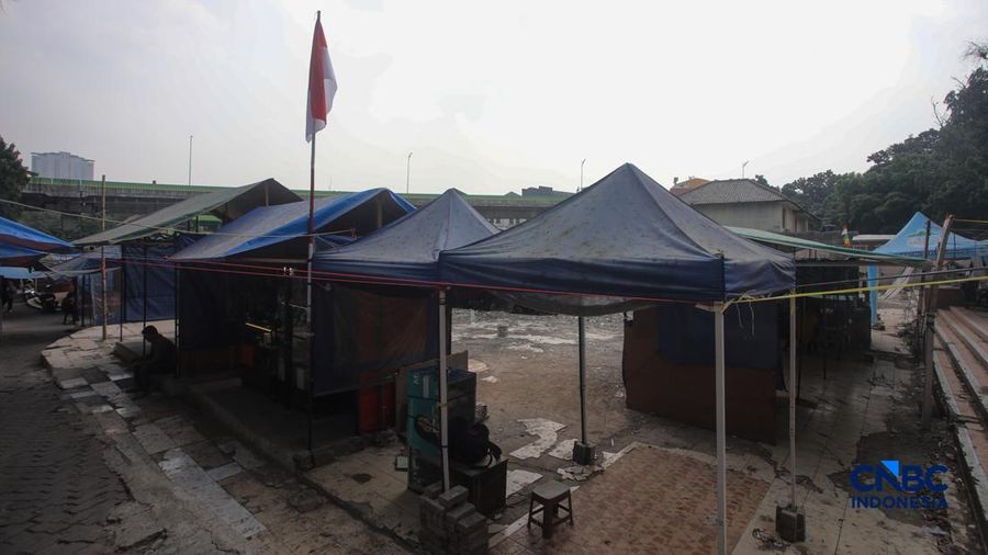 Pedagang terlihat tetap beraktivitas di area sekitar Pasar Taman Puring, Jakarta, Kamis (10/9/2026).