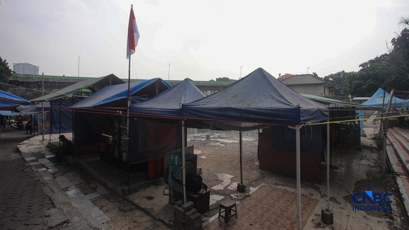 Pedagang terlihat tetap beraktivitas di area sekitar Pasar Taman Puring, Jakarta, Kamis (10/9/2026).
