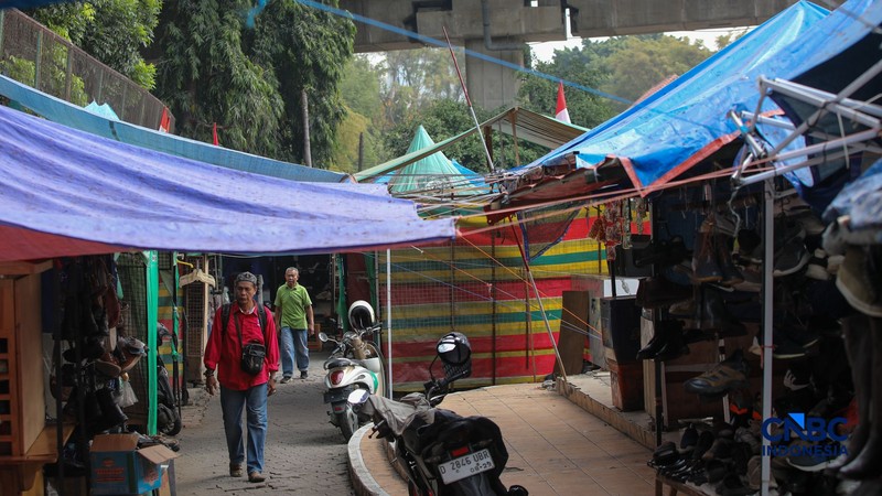 Pedagang terlihat tetap beraktivitas di area sekitar Pasar Taman Puring, Jakarta, Kamis (10/9/2026). (CNBC Indonesia/Faisal Rahman)