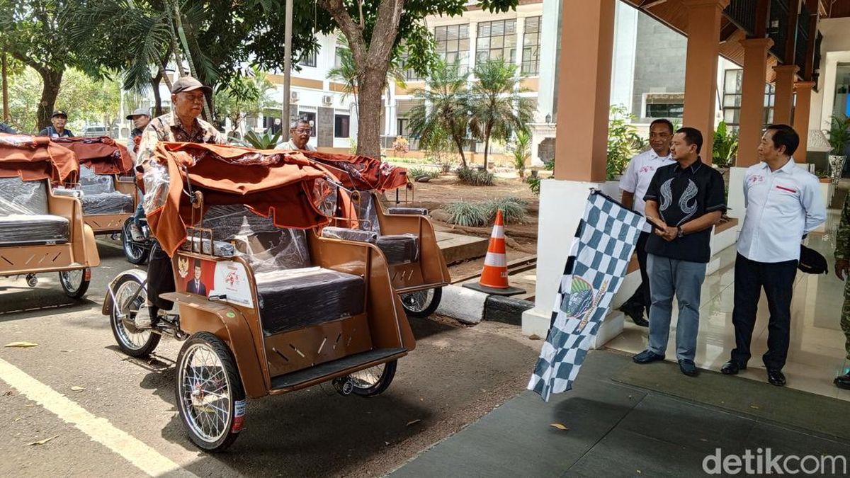 Senyum Nono Usai Dapat Becak Listrik Gratis dari Presiden