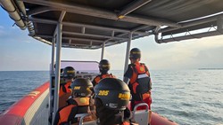 Kapal Tenggelam Diterjang Gelombang di Perairan Kumai: 1 Tewas 5 Hilang