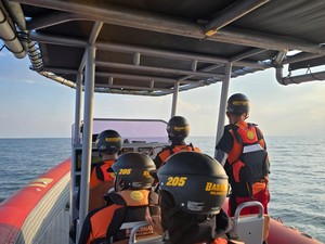 Kapal Tenggelam Diterjang Gelombang di Perairan Kumai: 1 Tewas 5 Hilang