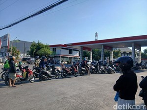 Warga Makassar Antre BBM karena Kebutuhan-Bukan Panic Buying