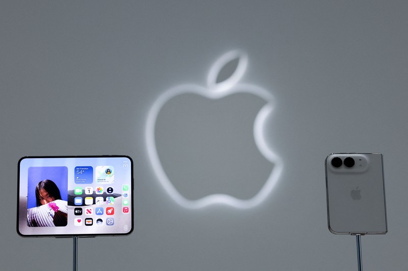 CEO baru Apple, John Ternus, memegang iPhone Duo lipat yang baru dalam acara Apple di Steve Jobs Theater di Cupertino, California, AS, pada 9 September 2026. (REUTERS/Carlos Barria)