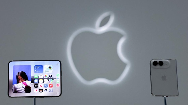 Perangkat iPhone Duo lipat baru dipamerkan dalam acara Apple di Steve Jobs Theater di Cupertino, California, AS, pada 9 September 2026.