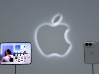 Perangkat iPhone Duo lipat baru dipamerkan dalam acara Apple di Steve Jobs Theater di Cupertino, California, AS, pada 9 September 2026. (REUTERS/Carlos Barria)
