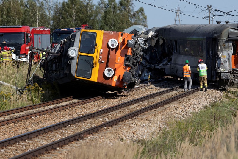 Petugas memeriksa bangkai kereta PKP Intercity Koziolek yang bertabrakan dengan sebuah truk di perlintasan kereta api dan tergelincir di Sokolniki Suche, Polandia, pada 9 September 2026. (Marcin Kucewicz/Agencja Wyborcza.pl via REUTERS)