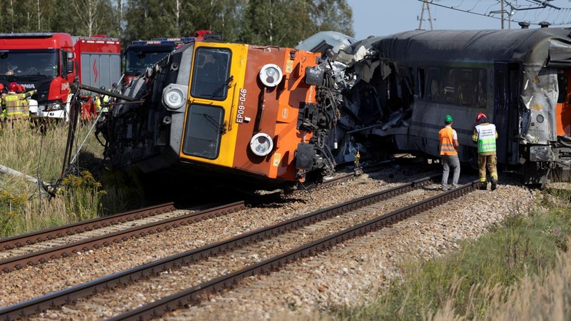 Petugas memeriksa bangkai kereta PKP Intercity Koziolek yang bertabrakan dengan sebuah truk di perlintasan kereta api dan tergelincir di Sokolniki Suche, Polandia, pada 9 September 2026. (Marcin Kucewicz/Agencja Wyborcza.pl via REUTERS)