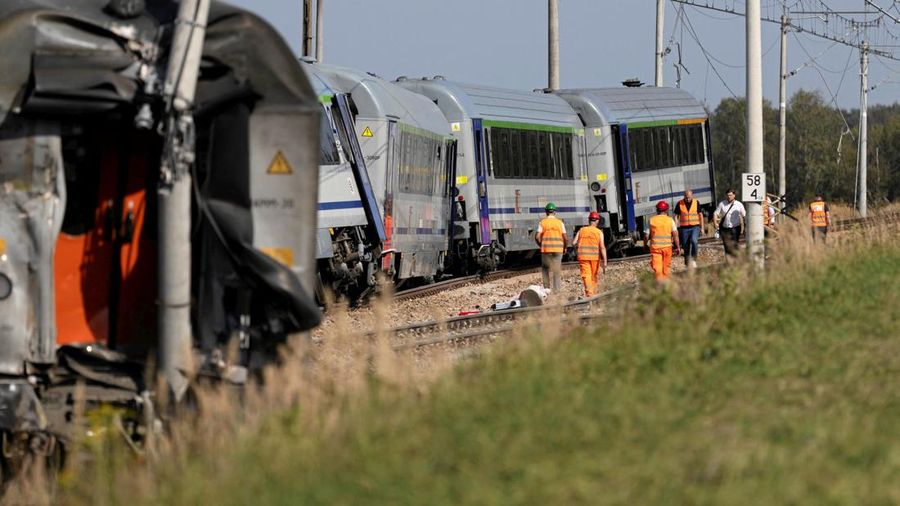 Petugas memeriksa bangkai kereta PKP Intercity Koziolek yang bertabrakan dengan sebuah truk di perlintasan kereta api dan tergelincir di Sokolniki Suche, Polandia, pada 9 September 2026.