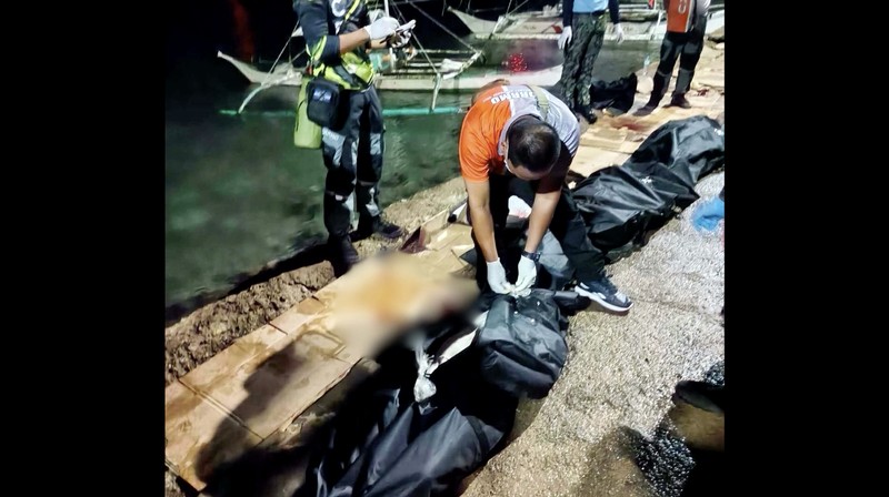MV June Aster terbakar dengan kobaran api dan kepulan asap yang membubung setelah kebakaran melanda kapal feri tersebut di lepas pantai Palawan, Filipina; gambar ini merupakan tangkapan layar dari video yang dirilis pada 9 September 2026. (Philippine Coast Guard/Handout via REUTERS)