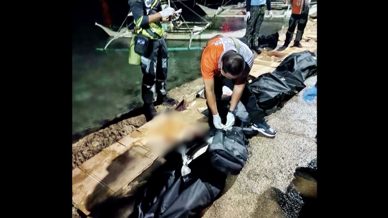 Sebuah kapal feri terbakar di laut Filipina pada Rabu malam. Kapal nahas itu bernama MV June Aster dan sedang berlayar di lepas pantai Coron, Palawan.