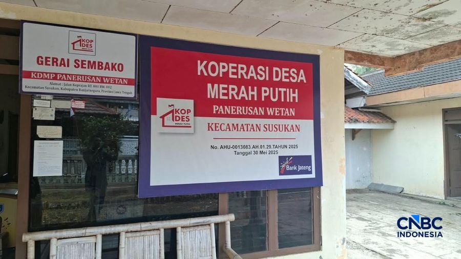 Sejumlah warga membeli kebutuhan di Koperasi Desa/Kelurahan Merah Putih (KDMP) di Kecamatan Susukan, Banjarnegara, Jawa Tengah, Kamis (20/8/2026). (CNBC Indonesia/Chandra Dwi Pranata)