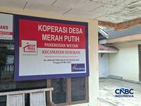 Sejumlah warga membeli kebutuhan di Koperasi Desa/Kelurahan Merah Putih (KDMP) di Kecamatan Susukan, Banjarnegara, Jawa Tengah, Kamis (20/8/2026). (CNBC Indonesia/Chandra Dwi Pranata)