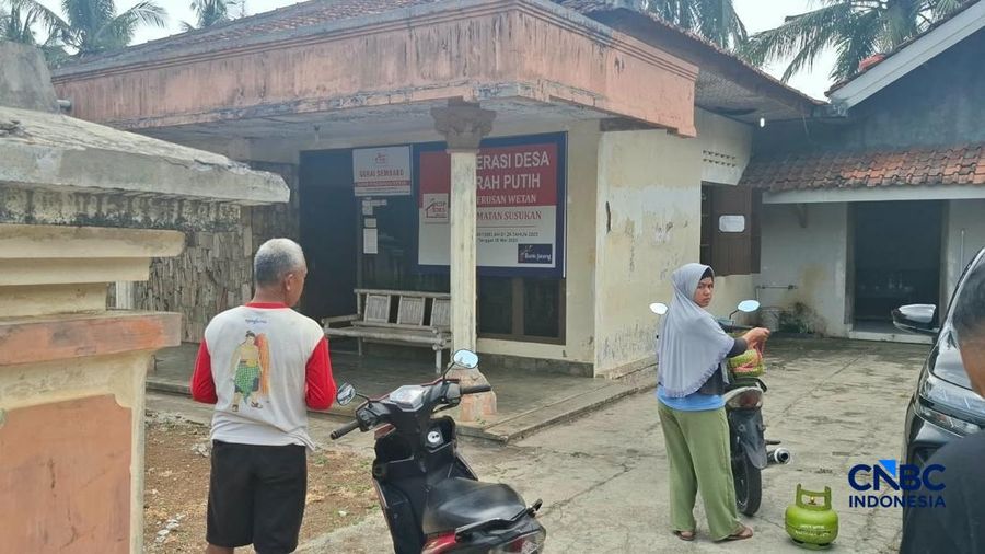 Sejumlah warga membeli kebutuhan di Koperasi Desa/Kelurahan Merah Putih (KDMP) di Kecamatan Susukan, Banjarnegara, Jawa Tengah, Kamis (20/8/2026). (CNBC Indonesia/Chandra Dwi Pranata)
