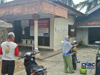 Sejumlah warga membeli kebutuhan di Koperasi Desa/Kelurahan Merah Putih (KDMP) di Kecamatan Susukan, Banjarnegara, Jawa Tengah, Kamis (20/8/2026). (CNBC Indonesia/Chandra Dwi Pranata)