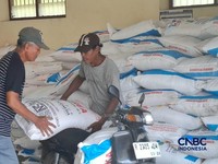 Sejumlah warga membeli kebutuhan di Koperasi Desa/Kelurahan Merah Putih (KDMP) di Kecamatan Susukan, Banjarnegara, Jawa Tengah, Kamis (20/8/2026). (CNBC Indonesia/Chandra Dwi Pranata)
