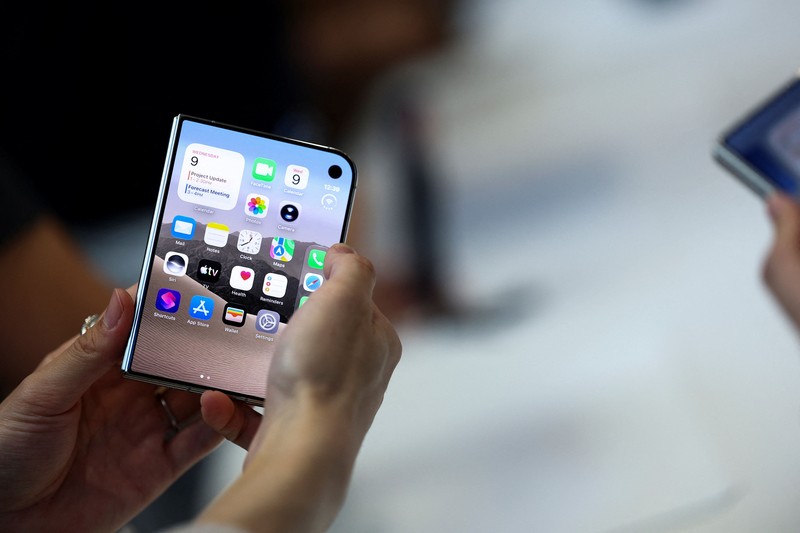 CEO baru Apple, John Ternus, memegang iPhone Duo lipat yang baru dalam acara Apple di Steve Jobs Theater di Cupertino, California, AS, pada 9 September 2026. (REUTERS/Carlos Barria)