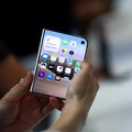 Seseorang memegang iPhone Duo lipat terbaru dalam acara Apple di Steve Jobs Theater di Cupertino, California, AS, pada 9 September 2026. (REUTERS/Carlos Barria)