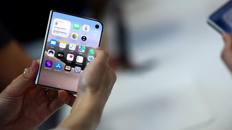 Seseorang memegang iPhone Duo lipat terbaru dalam acara Apple di Steve Jobs Theater di Cupertino, California, AS, pada 9 September 2026.