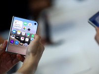 Seseorang memegang iPhone Duo lipat terbaru dalam acara Apple di Steve Jobs Theater di Cupertino, California, AS, pada 9 September 2026. (REUTERS/Carlos Barria)