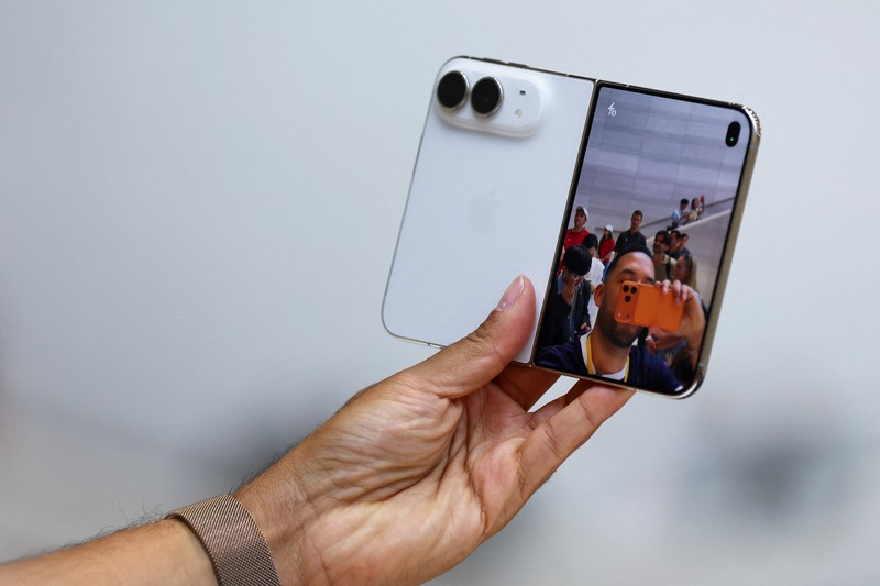 CEO baru Apple, John Ternus, memegang iPhone Duo lipat yang baru dalam acara Apple di Steve Jobs Theater di Cupertino, California, AS, pada 9 September 2026. (REUTERS/Carlos Barria)