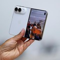 Seseorang memegang iPhone Duo lipat terbaru dalam acara Apple di Steve Jobs Theater di Cupertino, California, AS, pada 9 September 2026. (REUTERS/Carlos Barria)