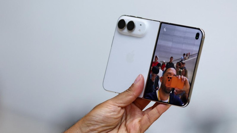 Seseorang memegang iPhone Duo lipat terbaru dalam acara Apple di Steve Jobs Theater di Cupertino, California, AS, pada 9 September 2026. (REUTERS/Carlos Barria)