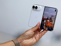 Seseorang memegang iPhone Duo lipat terbaru dalam acara Apple di Steve Jobs Theater di Cupertino, California, AS, pada 9 September 2026. (REUTERS/Carlos Barria)