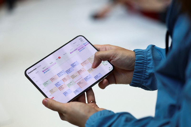 CEO baru Apple, John Ternus, memegang iPhone Duo lipat yang baru dalam acara Apple di Steve Jobs Theater di Cupertino, California, AS, pada 9 September 2026. (REUTERS/Carlos Barria)