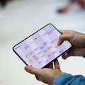Seseorang memegang iPhone Duo lipat terbaru dalam acara Apple di Steve Jobs Theater di Cupertino, California, AS, pada 9 September 2026. (REUTERS/Carlos Barria)
