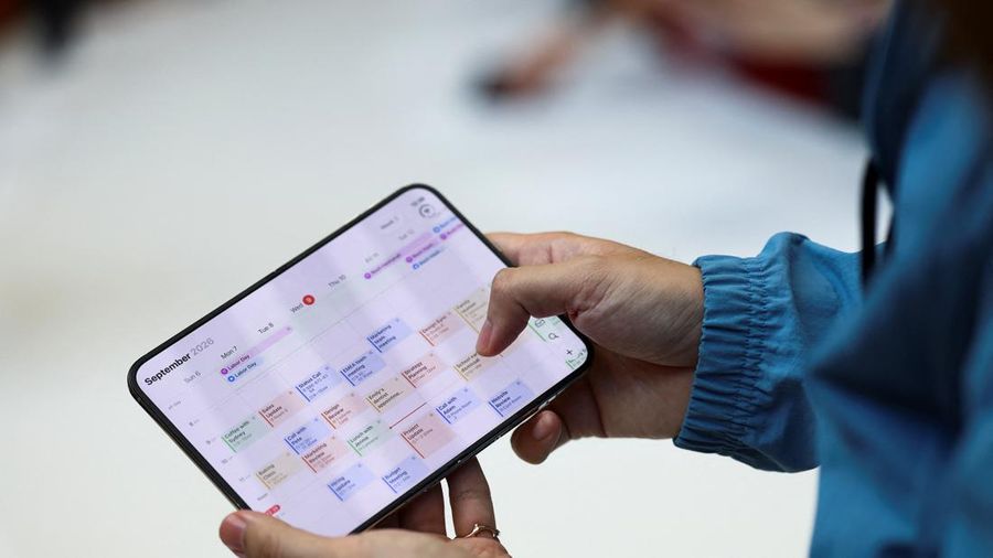 Seseorang memegang iPhone Duo lipat terbaru dalam acara Apple di Steve Jobs Theater di Cupertino, California, AS, pada 9 September 2026.