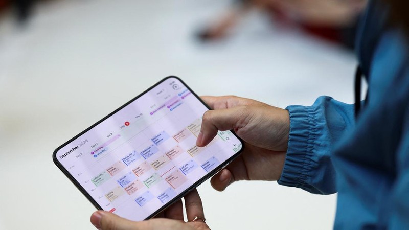 Seseorang memegang iPhone Duo lipat terbaru dalam acara Apple di Steve Jobs Theater di Cupertino, California, AS, pada 9 September 2026.