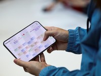 Seseorang memegang iPhone Duo lipat terbaru dalam acara Apple di Steve Jobs Theater di Cupertino, California, AS, pada 9 September 2026. (REUTERS/Carlos Barria)