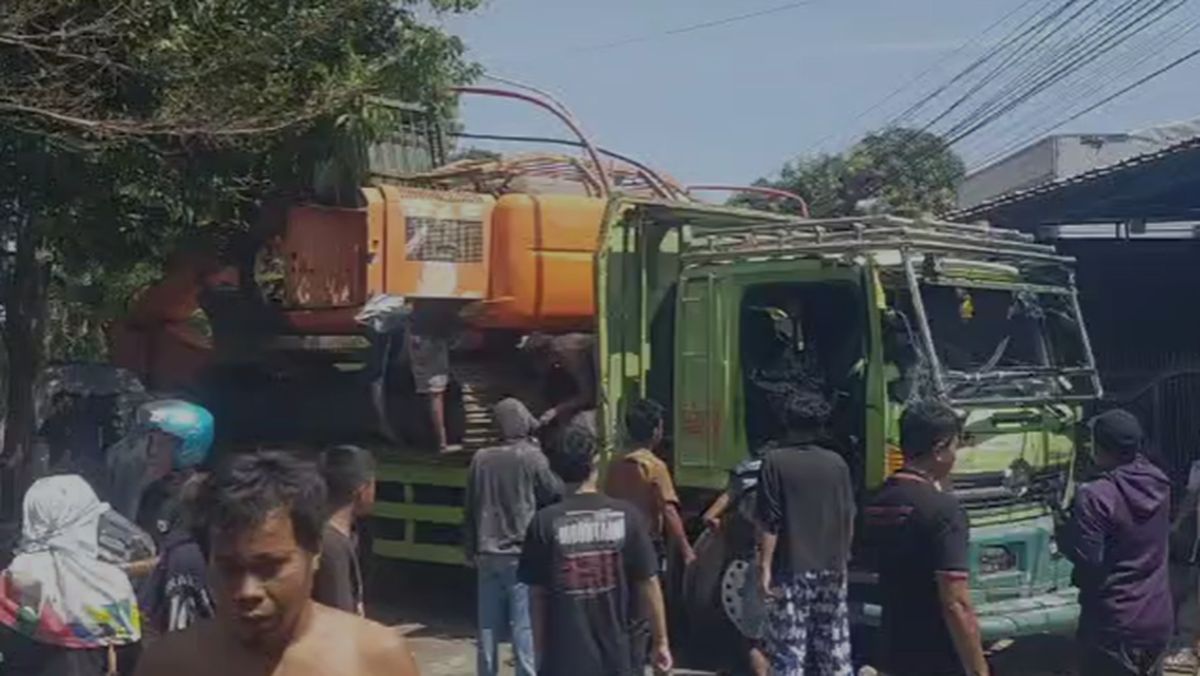 Truk Angkut Ekskavator Dirusak Massa Tolak Eksekusi Lahan di Dg Tata Makassar