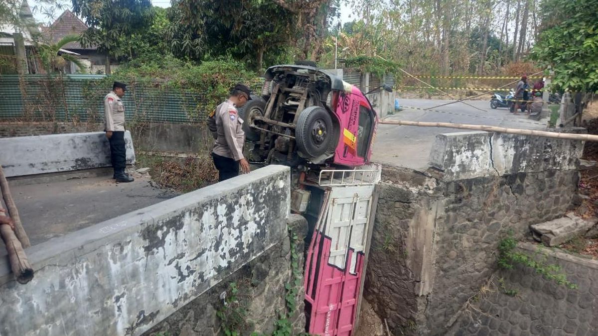 Jembatan di Tegalmade Sukoharjo Ambrol, Truk Nyungsep
