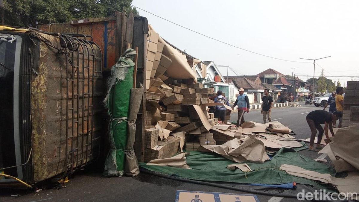 Truk Muat Kardus Terguling di Bypass Nganjuk gegara Ban Meledak