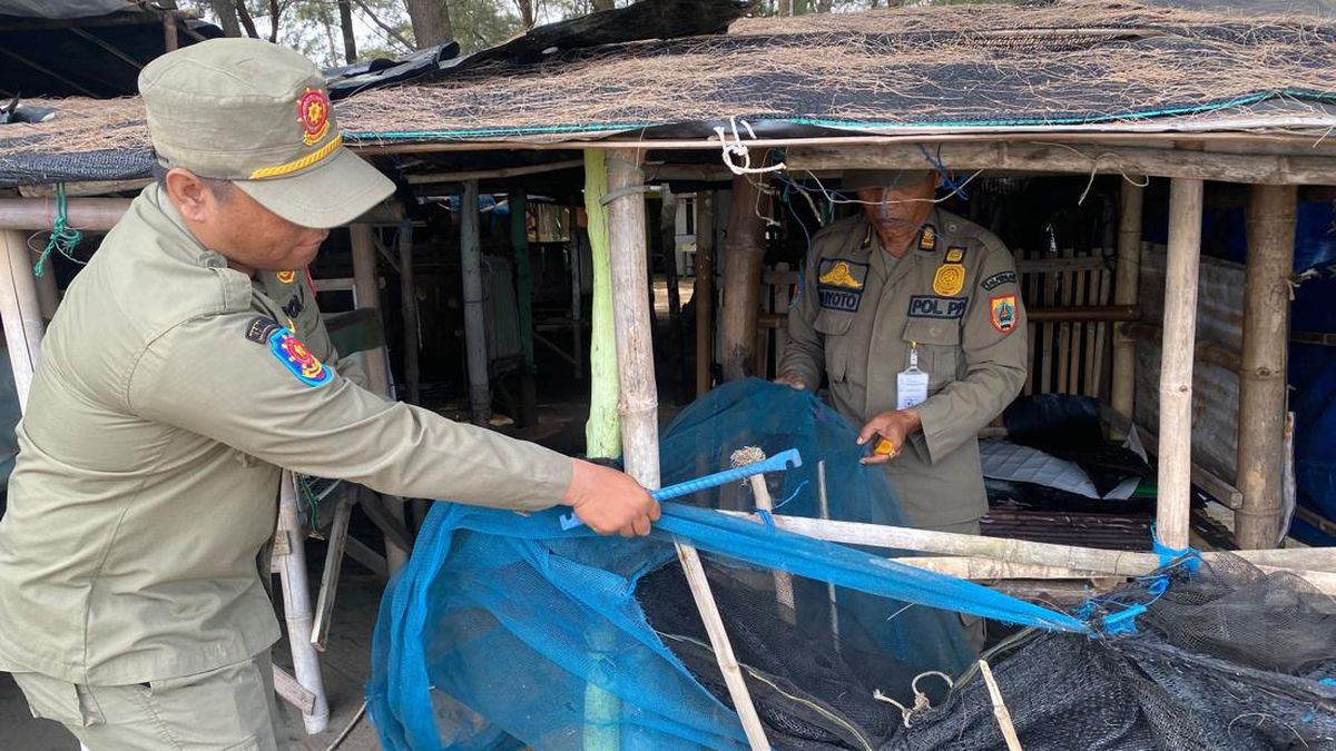 Temuan 'Bilik Mesum' hingga Ceceran Bungkus Kondom di Pantai Cemoro Sewu Pemalang