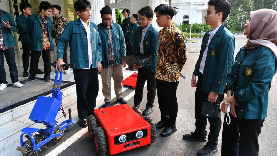 Wakil Presiden (Wapres) Gibran Rakabuming menerima audiensi lima tim mahasiswa dan dosen Institut Teknologi Bandung (ITB) di Istana Wapres, Jl. Medan Merdeka Selatan No. 6, Jakarta Pusat, Rabu (09/09/2026). (Dok. Sekretariat Wakil Presiden)
