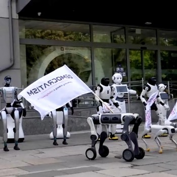 Sejumlah robot menggelar aksi demonstrasi di depan Kementerian Urusan Digital Polandia, Senin (7/9/2026). (Tangkapan Layar Democratism.com via Reuters)