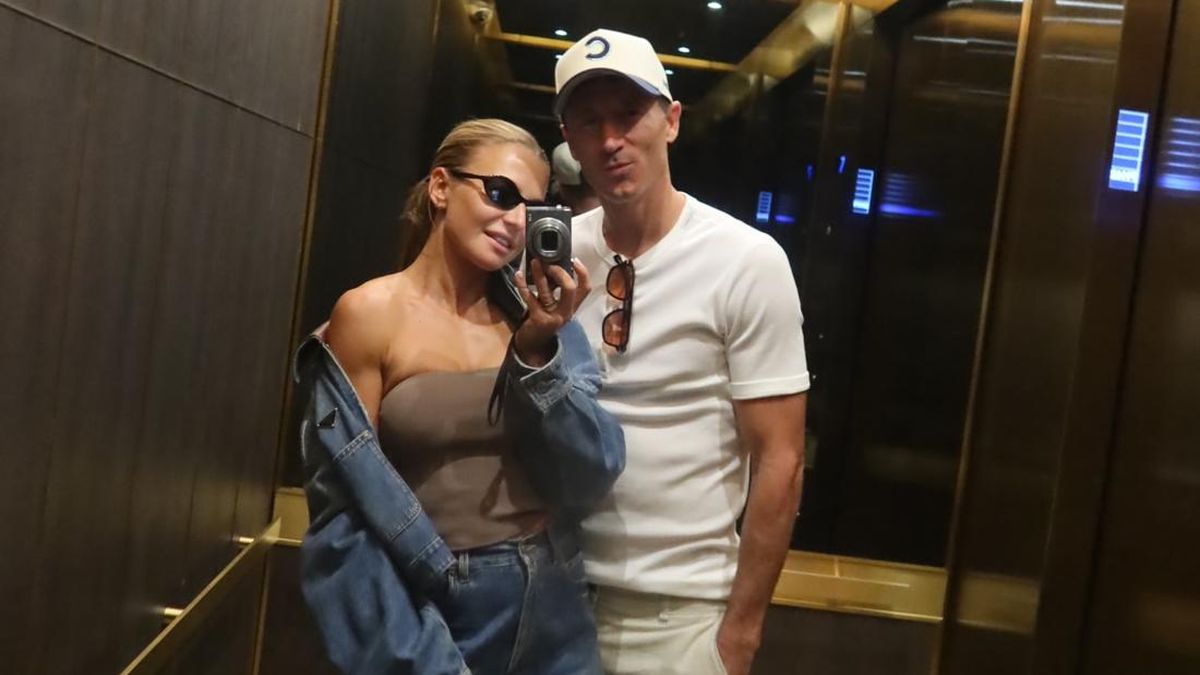 Sweet! Robert Lewandowski Kasih Banyak Buket Bunga di HUT Istri