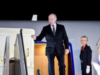 Presiden Rusia Vladimir Putin turun dari pesawat setibanya untuk menghadiri KTT BRICS di New Delhi, India, pada 11 September 2026. Kementerian Luar Negeri India/Handout via REUTERS