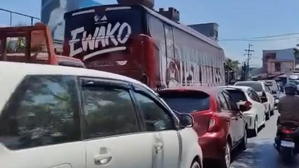 Bus PSM Terjebak Antrean Panjang Isi BBM di SPBU Makassar