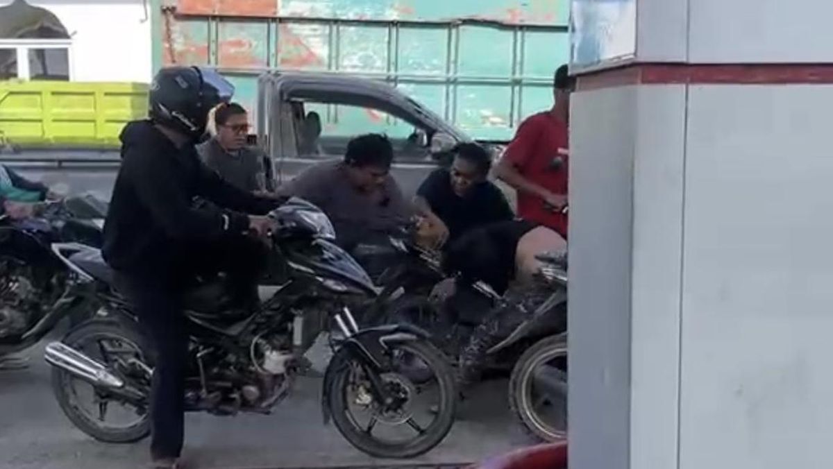 2 Pria Berkelahi Pakai Badik Saat Antre BBM di SPBU Bone