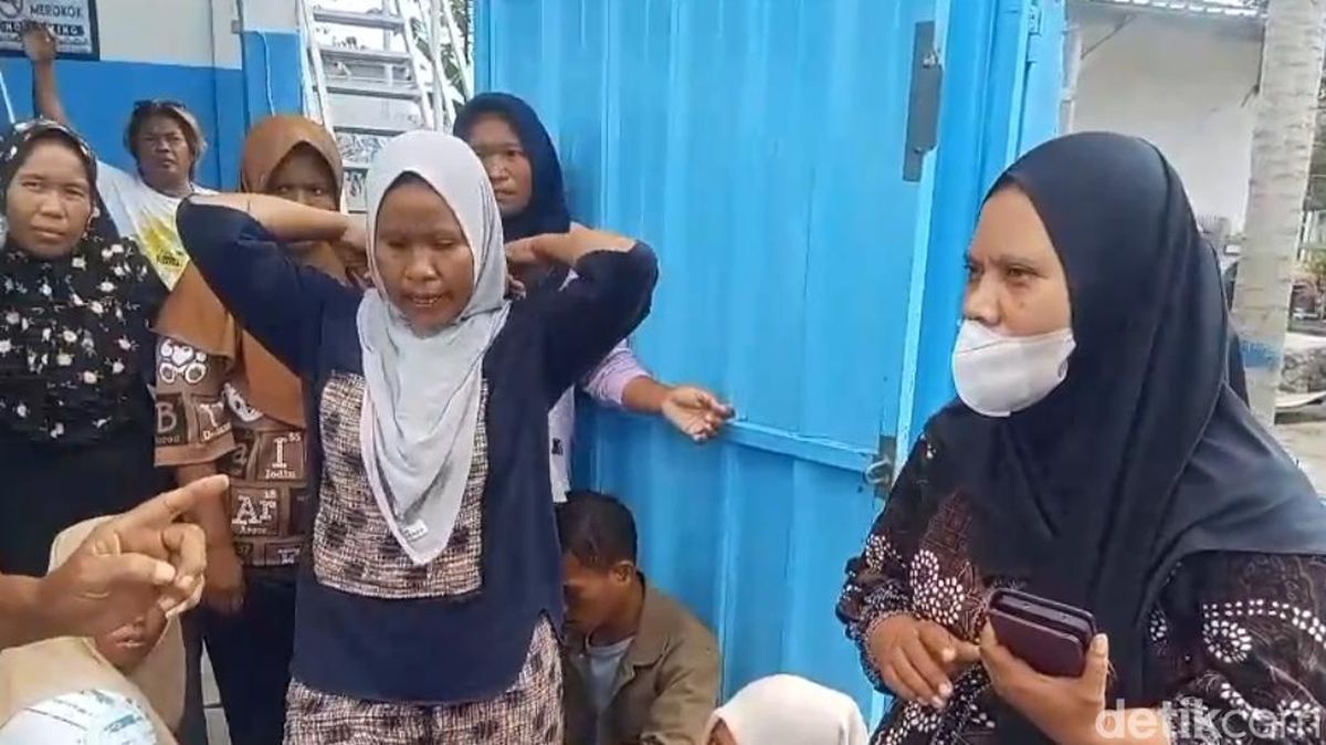 emak di Bima Protes Dipecat Sepihak dari Dapur MBG