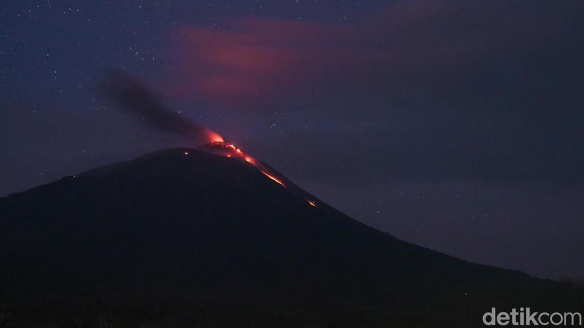 Pendaki Nekat Naik ke Puncak Ile Lewotolok saat Erupsi