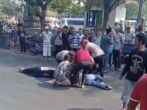 Tangis Histeris Ibu Jemput Jenazah Anak yang Tewas Kecelakaan di Gresik