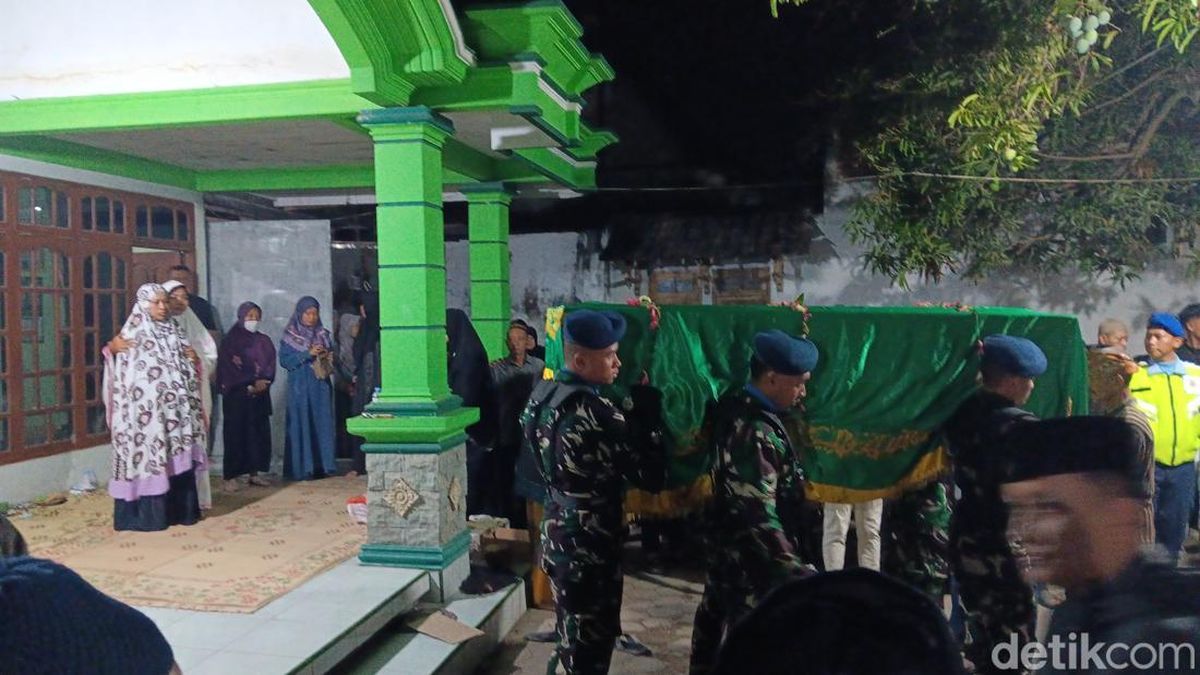 Isak Tangis Warnai Kedatangan Jenazah Serda Ahmad di Magetan